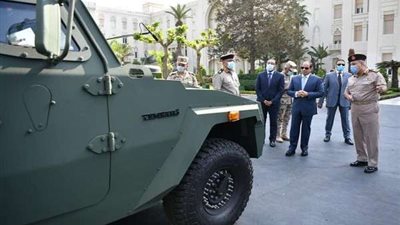 الرئيس السيسي يتفقد عدد من المركبات المدرعة المطورة )صور(