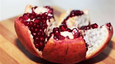 في بداية الموسم.. قشر الرمان سلاحك للتغلب على أمراض الشتاء