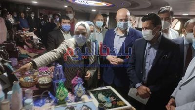 وزير الشباب والرياضة يفتتح معرض منتجات مراكز الشباب ببني سويف