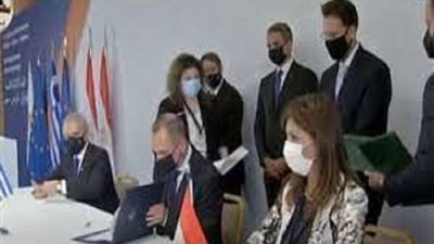 بحضور السيسي.. نبيلة مكرم توقع اتفاقية مع قبرص واليونان