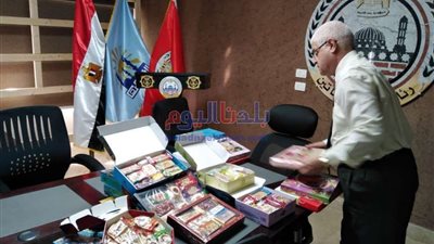 رئيس حي البساتين يُوزع حلوى المولد النبوي على الأيتام والمواطنين