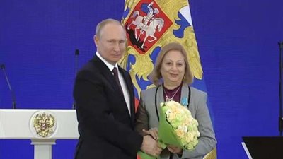 عميد ألسن عين شمس تُهنئ الدكتورة مكارم الغمري لحصولها علي أعلى وسام روسي