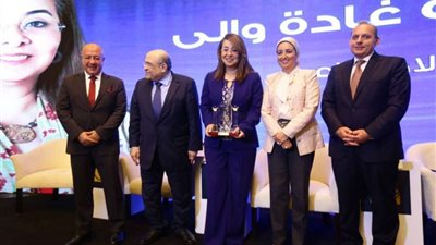 نموذج للنجاح.. المركز الإعلامي العربي يكرم غادة والي