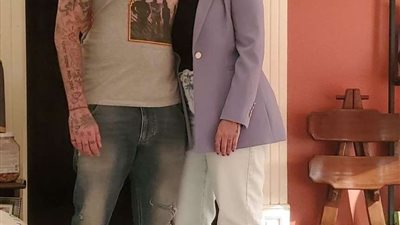 مثير للجدل.. قبلات متبادلة بين أحمد الفيشاوي وزوجته على الريد كاربت  (فيديو)