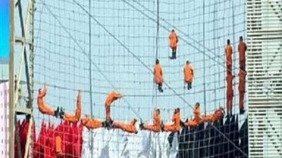 خريجي الشرطة يستعرضون مهاراتهم القتالية