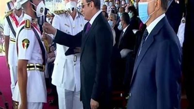 الرئيس السيسي يكرم أوائل كلية الشرطة دفعة 2021