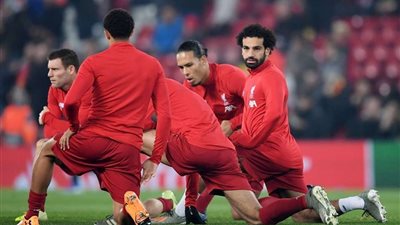 إحماء لاعبي ليفربول قبل بداية مباراة جينك (صور)