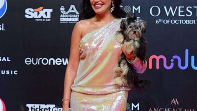 برفقة كلب.. دارين حداد تتألق على السجادة الحمراء في مهرجان الجونة