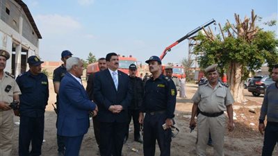 محافظ القليوبية يتفقد موقع حريق مصنع قليوب ويأمر بسرعة إزالة باقي المبنى