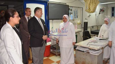 محافظ بني سويف يفاجئ مستشفى الحميات ويقرر صرف مكافأة للطاقم الطبي