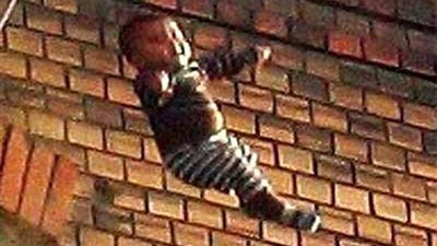 شرفة بالطابق الثاني تتسبب في مصرع 