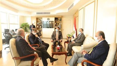 وزير التعليم العالي يعقد اجتماعًا مع الرئيس الجديد للجامعة الأمريكية