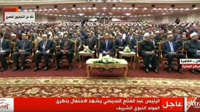 وزير الأوقاف يهدي 