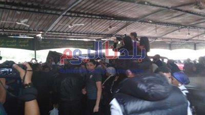 عاجل.. وصول جثمان هيثم أحمد زكي إلى مسجد مصطفى محمود