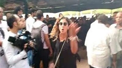 دينا الشربيني تنفعل على الصحفيين فى جنازة هيثم أحمد زكي