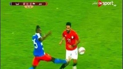 حسين الشحات يغادر مباراة مصر وليبيريا للإصابة