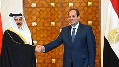 السيسي يستقبل ملك البحرين بمطار القاهرة (فيديو وصور)
