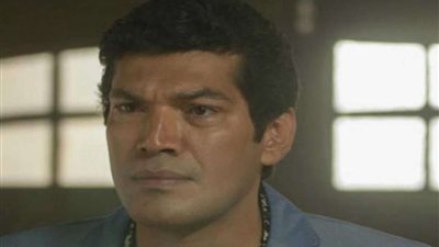 باسم سمرة يعتدي بالضرب على أحد أصدقاء هيثم أحمد زكي أثناء تشييع الجثمان