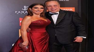 أشرف زكي وزجته يخطفان الأنظار على السجادة الحمراء