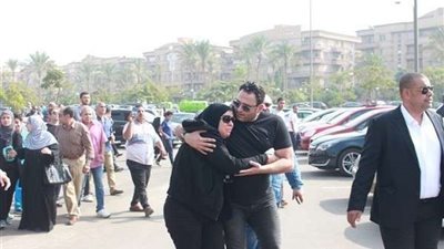 شاهد.. لحظة بكاء والدة أكرم حسني أثناء تشييع جثمان زوجها