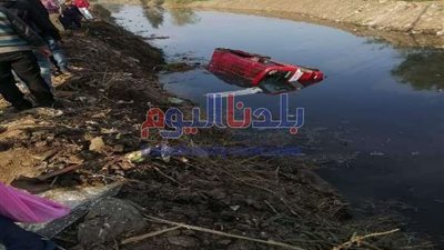 انقلاب سيارة ميكروباص في الترعة في البحيرة