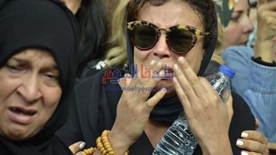 شاهد.. لحظة بكاء نجوم الفن أثناء تشييع جثمان هيثم أحمد زكي