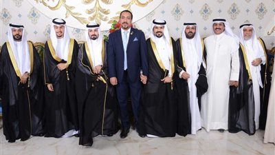 بمناسبة الزفاف.. عمدة المصريين بالخارج يهنئ قبيلة العنزي في الكويت