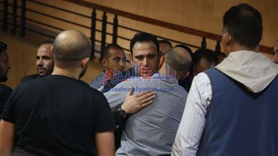 بالصور.. 4 ملاحظات من عزاء والد أكرم حسني