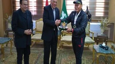 محافظ الشرقية يُكرم صلاح عزازى بعد فوزه ببطولة العالم للكيك بوكسينج