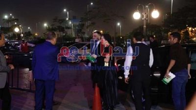 بدء مراسم عزاء هيثم أحمد زكي بحضور شقيقه رامي عز الدين (صور)