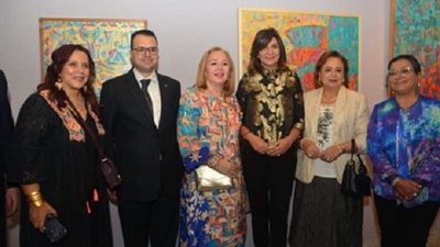 وزيرة الهجرة تفتتح معرض فن تشكيلي تحت عنوان 