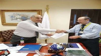 بعد أدائهم الاحترافي.. مدير مطار شرم الشيخ يكرم كل العاملين (صور)