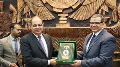 سعفان ومحافظ الغربية يتبادلان الدروع في حفل توقيع 35 اتفاقية عمل جماعية