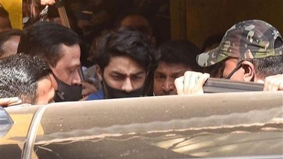 بالفيديو.. لحظة خروج نجل شاروخان من السجن