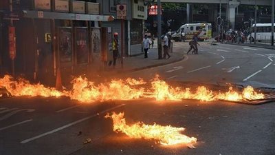 هونج كونج فوق صفيح ساخن.. والشرطة تفتح النار على المحتجين