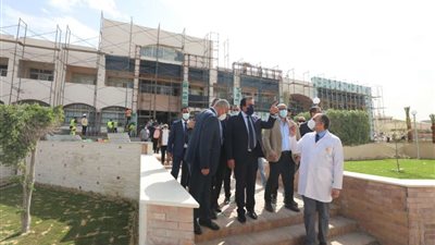 وزير التعليم العالي يتفقد أعمال تطوير وإنشاءات مستشفى الثدي التابع للمعهد القومي للأورام