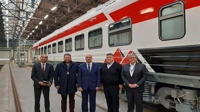 سفير مصر في المجر يزور المصنع المنتج لعربات القطار المصرية