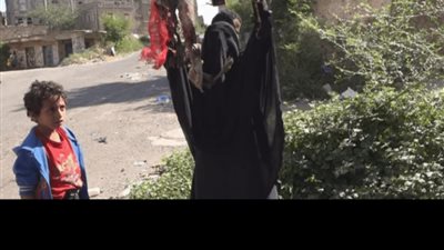 مقتل أبنائها الأربعة.. هذا ما وجدته أم يمنية من بقايا أطفالها بعد قصف الحوثي