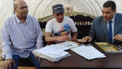 تسليم 201 عقد تقنين لواضعي اليد على أراضي الدولة بأسيوط