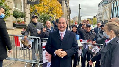 الرئيس السيسي يلتقط صور تذكارية مع الجالية المصرية في اسكتلندا