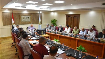 محافظ مطروح يناقش مطالب واحتياجات أهالي المدينة