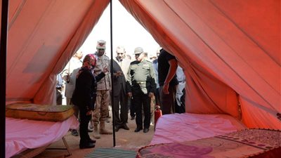 محافظ أسيوط وقائد قوات الدفاع الشعبي يتفقدان مخيم الإيواء بقرية عرب مطير