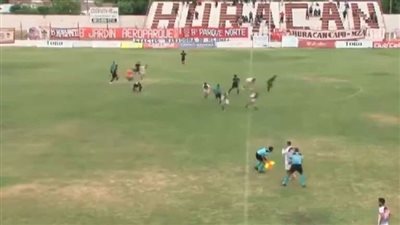 بالفيديو.. إصابة مدرب بطلق ناري خلال شجار بين مشجعين أثناء مباراة