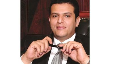 خالد العزازى يدفع 10 ملايين جنيه للعامل المجنى عليه للتنازل أمام النيابة