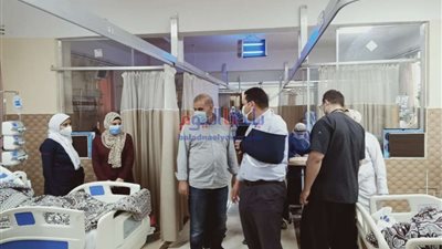 رغم إصابته.. وكيل صحة المنوفية يتفقد سير العمل بمستشفى حميات شبين الكوم