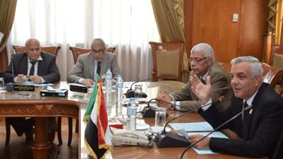 نائب رئيس جامعة المنوفية للدراسات العليا يترأس اجتماع لجنة المكتبة المركزية