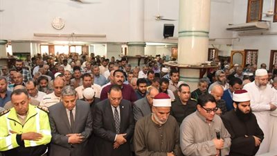 محافظ الشرقية ومدير الأمن يقدمون واجب العزاء في وفاة رئيس حي أول الزقازيق