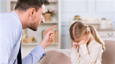استشاري صحة نفسية: معاملة الأطفال بالأمر والنهي يسبب أزمة قلبية ونفسية