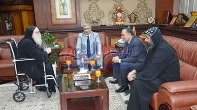 محافظ المنيا يستقبل أسقف بني مزار للتهنئة بالمولد النبوي