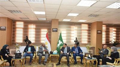 محافظ الشرقية يجتمع بوفد وزارة الصحة لتنفيذ 